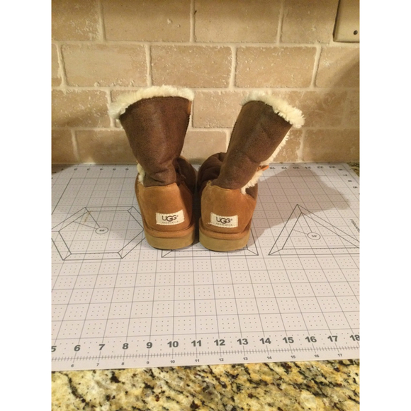 Women's UGG Classic Short Boots Size 9 Brown - Picture 2 of 5